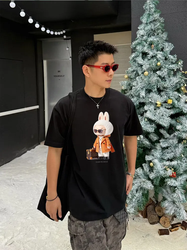 🅿️190 lv co-branded labubu🌟New summer style🎽made of 250 Solona pure cotton fabric, super soft and skin-friendly! High-end hand-painted printing with logo, design embellishment, neat and detailed wiring inside, making the upper body fashionable! High-end and versatile model, the quality is visible! Size: S-XXL Color: black, white